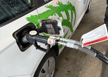 Le biogaz local marque des points face à l'essence et au diesel